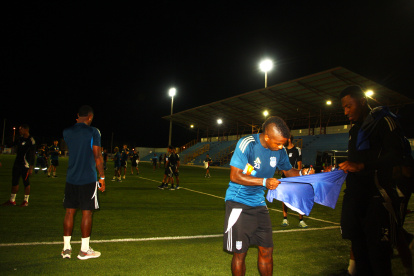 Miller Bolaños, junto a sus compañeros en el gramado del estadio Daring en la parroquia Muey en donde entrenó el equipo de Emelec
