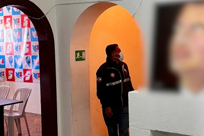 Agentes de la Fiscalía y Policía allanaron la sede de la Revolución Ciudadana, como parte de las investigaciones del caso Caja Chica.