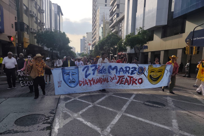 Más de 500 artistas recorrieron el centro de Guayaquil para conmemorar el Día Mundial del Teatro y denunciar la falta de apoyo estatal, espacios escénicos y garantías laborales para el sector cultural.