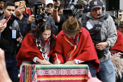 Luisa González y Guillermo Churuchumbi en Tixán, en la unión con Pachakutik, el 30 de marzo de 2025.