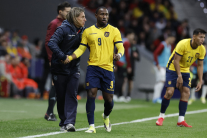 Sebastián Beccacece le da indicaciones a John Yeboah en el partido entre Ecuador ante Marruecos.