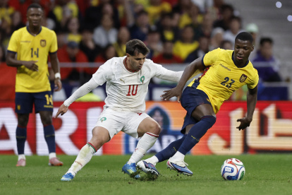 Moisés Caicedo (d) fue uno de los más destacados de Ecuador ante Marruecos.
