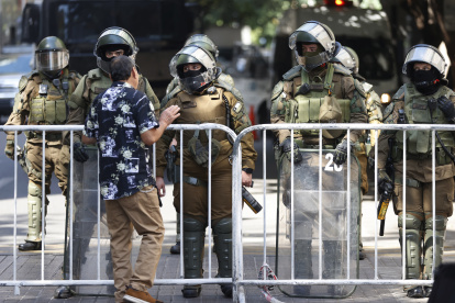 Carabineros de Chile resguardan las calles. Hubo protestas esta semana por acciones de Kast.
