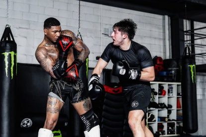 El peleador ecuatoriano Michael Morales (i) entrena en Tijuana, México.