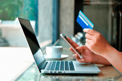 Una persona hace compras en una tienda virtual.