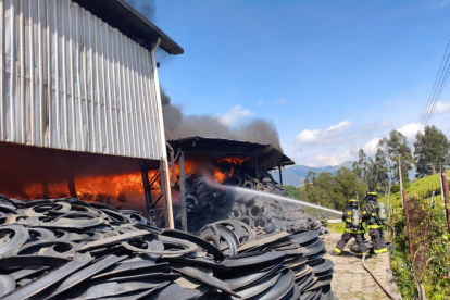 Incendio en recicladora de neumáticos movilizó a más de 25 bomberos en el oriente de Quito.