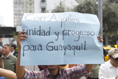 Simpatizantes del proceso se congregan afuera del Complejo Judicial Norte de Quito mientras se desarrolla —y en este caso se declara fallida— la audiencia del Caso Goleada.