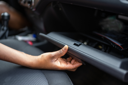 Imagen referencial. Un ciudadano revisa documentos en el vehículo, en el marco del proceso de matriculación vehicular de marzo 2026 para placas terminadas en 2.