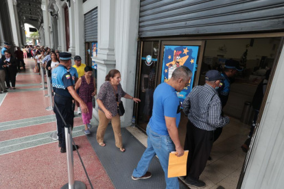 Decenas de guayaquileños acudieron al Palacio Municipal para pagar los impuestos prediales.