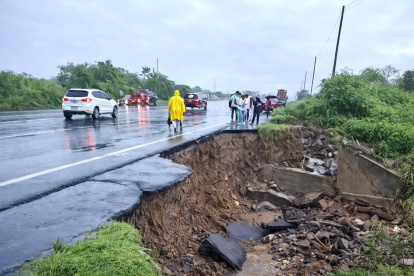 La vía Santa Elena - Guayaquil muestra daños debido al torrencial temporal de lluvias