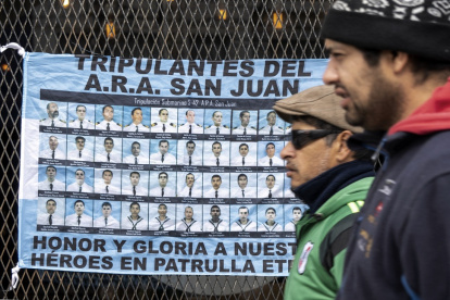 Una bandera con los retratos de los 44 miembros de la Armada Argentina fallecidos durante el hundimiento del submarino ARA San Juan el 15 de noviembre de 2017.