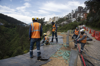 Los trabajos de mitigación incluyen el derrocamiento de material inestable, el perfilado del talud, el retiro de escombros y vegetación.
