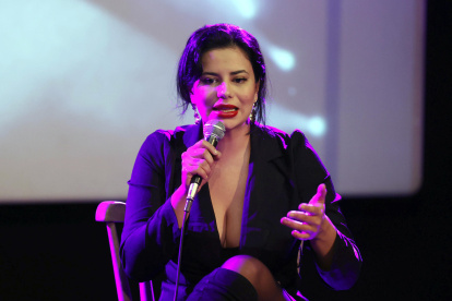 La creadora de contenido para adultos Amaranta Hank hablando durante la presentación del festival de Arte Erótico, en Bogotá (Colombia).