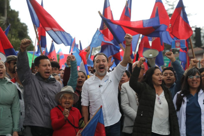 Con apoyo multitudinario, el alcalde Pabel Muñoz encabezó una marcha hacia la Corte Constitucional para presentar la demanda contra las reformas al COOTAD.