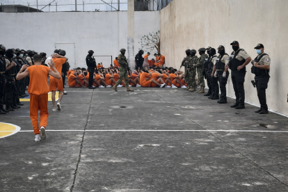 Militares y policías realizan un operativo de control en el Centro de Privación de Libertad de Machala, tras el atentado con explosivos registrado en el interior del penal.