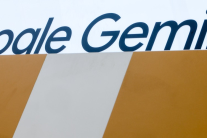 Un cartel de Google Gemini durante la inauguración del Centro de IA de Google en Berlín, Alemania.