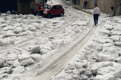 Lluvia con granizo y tormentas eléctricas afectó la movilidad en el centro y sur de Quito.