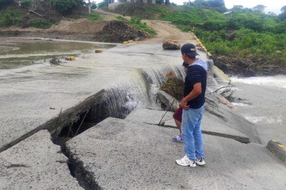 La crecida del río afectó al puente hacia la comuna Salanguillo.