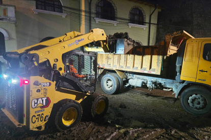 Por las fuertes lluvias dos estructuras colapsaron.