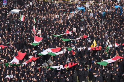 Una imagen facilitada por el Departamento de Prensa Extranjera de Irán muestra a iraníes participando en el funeral de las víctimas de un ataque aéreo contra una escuela de niñas en la ciudad de Minab, en el sur de Irán.