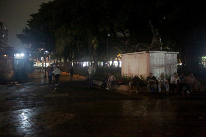 Hay tramos oscuros en los exteriores del parque Centenario, en el centro de Guayaquil.