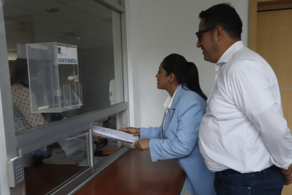 La prefecta de Pichincha, Paola Pabón, presentó la demanda de inconstitucionalidad en contra de la reforma al Cootad, en la sede de la CC, en Quito.