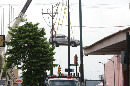 Labores de extracción de un vehículo atrapado en el edificio Multicomercio, la mañana de este domingo 8 de marzo.