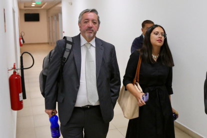 El alcalde de Guayaquil, Aquiles Álvarez, asistió a la audiencia de juicio de forma telemática; mientras que su abogado, Ramiro García acudió al Complejo Judicial en Quito.