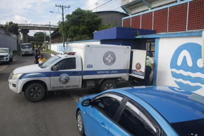 Personal de Medicina Legal retiró los cuerpos de las víctimas, la mañana de este domingo 8 de marzo.