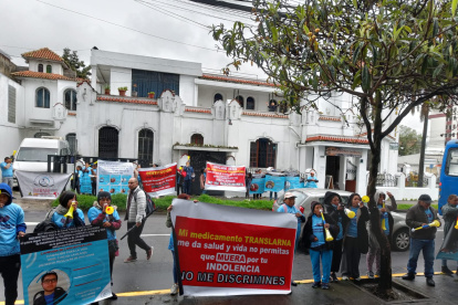 Familiares de pacientes con distrofia realizaron un plantón para exigir el cumplimiento de la sentencia.