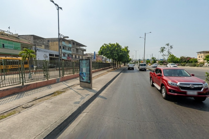En este punto del carril de servicio de la avenida Narcisa de Jesús, en sentido Terminal Terrestre - Pascuales, se harán los trabajos de inspección de tuberías.