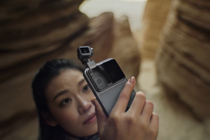 El Honor Robot Phone puede seguir al usuario, estabilizar la cámara y reaccionar físicamente al entorno gracias a su sistema de inteligencia artificial corpórea.