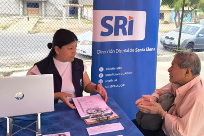 Un ciudadano es asesorado sobre un trámite en el Servicio de Rentas Internas.