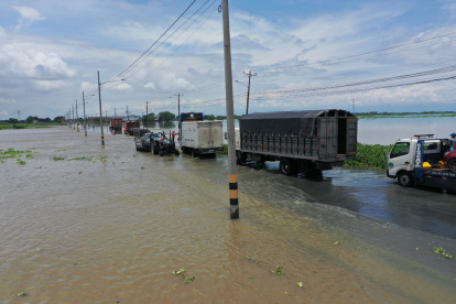 1. Problemas. Muchos vehículos quedan dañados y otros optan por pagar hasta $30 a las grúas para atravesar la zona más anegada de la carretera. Personas también guían a los carros, por $1 o $2.