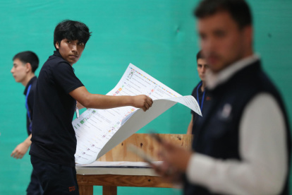 Un trabajador sostiene una prueba de la papeleta de votación este 10 de marzo de 2026, en la Oficina Nacional de Procesos Electorales (ONPE) en Lima (Perú).