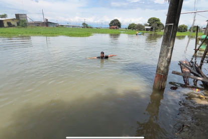 El nivel del agua en algunas zonas del recinto sobre pasa el metro y medio.