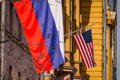 Banderas rusas y estadounidenses cuelgan en el edificio principal de la Embajada de Estados Unidos en Moscú, Rusia, el 12 de marzo de 2026.