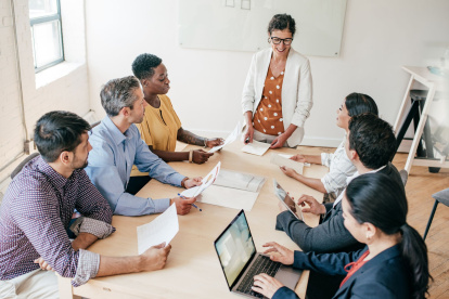 La incorporación de la inteligencia artificial en el ámbito empresarial está redefiniendo la forma en que las organizaciones gestionan el talento.