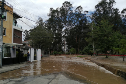 Zonas residenciales que se encuentran cercanas al río Yanuncay han sido afectadas por la creciente y desbordamiento.