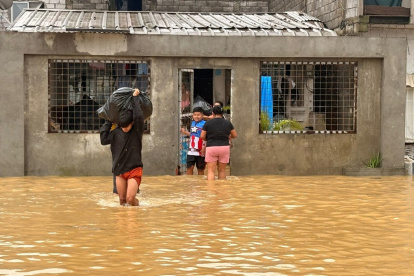 Ciudadanos en Babahoyo abandonaron sus viviendas por el nivel del agua, este jueves 12 de marzo.