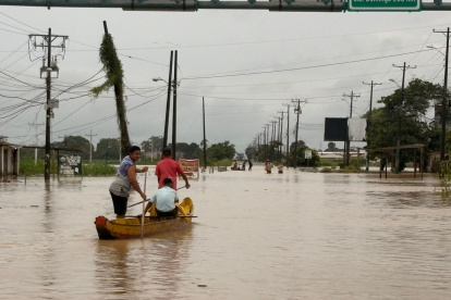 En la vía Babahoyo-San Juan, los vecinos se movilizaron en canoas, la mañana de este jueves 12 de marzo.