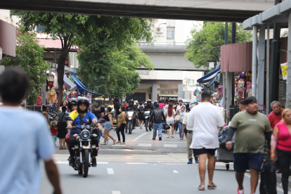 Comerciantes señalan que son pocos los agentes policiales custodiando la Bahía de Guayaquil.