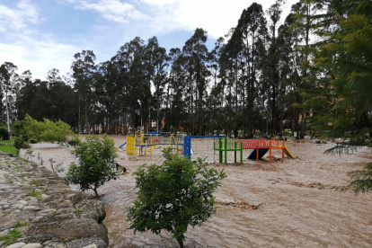 El río Yanuncay cubrío por completo el parque lineal de la ciudadela Los Cantones.