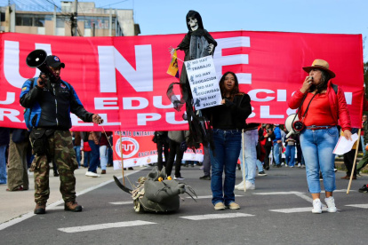La marcha de los sindicatos y organizaciones sociales salió de la Caja del IESS en Quito.