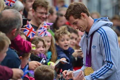 Andy Murray nació y creció en el pequeño pueblo de Escocia donde incluso vivió uno de los episodios más crueles, pero que hoy lo reconocen a él por haber cambiado esa historia.