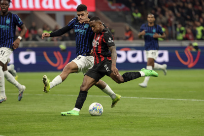 Pervis Estupiñán se ha ganado la titularidad en AC Milan.