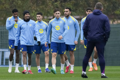 Jugadores y el técnico alemán Hansi Flick durante el entrenamiento del FC Barcelona.