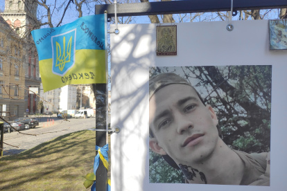 LEÓPOLIS (UCRANIA), 15/03/2026.- Fotografía de un soldado ucraniano desaparecido, con un tatuaje visible, en una de las pancartas con soldados desaparecidos colocadas por sus familias para aumentar la visibilidad este domingo, en Leópolis (Ucrania). Ucrania ha puesto en marcha un catálogo público en Internet con bocetos de tatuajes de cadáveres no identificados repatriados desde Rusia, con la esperanza de acelerar su identificación ante la angustia de las familias por la suerte de más de 90.000 desaparecidos de guerra. EFE/ Rostyslav Averchuk