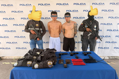 Autoridades capturan a dos ciudadanos venezolanos vinculados al crimen organizado y decomisan armas y explosivos.