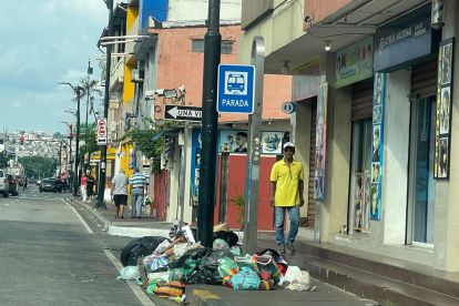 En la avenida José María Egas, en La Alborada, hay basura acumulada la mañana de este jueves 19 de marzo.
